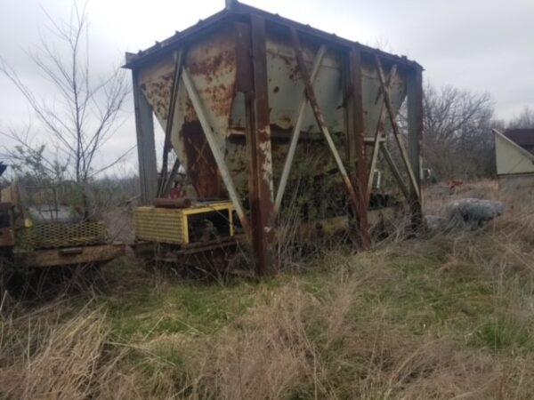 SHOPBUILT 10' X 16' BIN WITH 30" BELT FEEDER